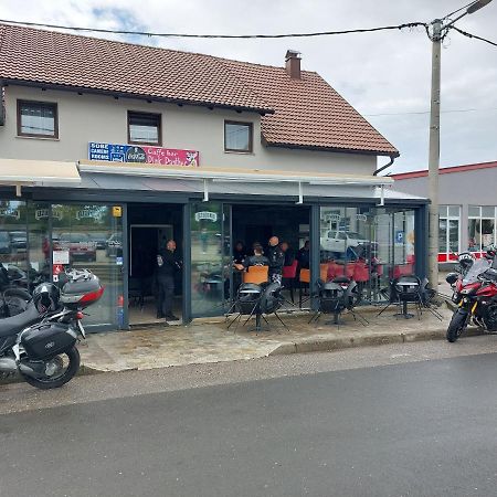 Guesthouse Pink Panther Udbina Kültér fotó