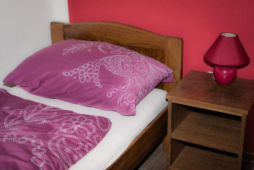 Guesthouse Pink Panther Udbina Szoba fotó