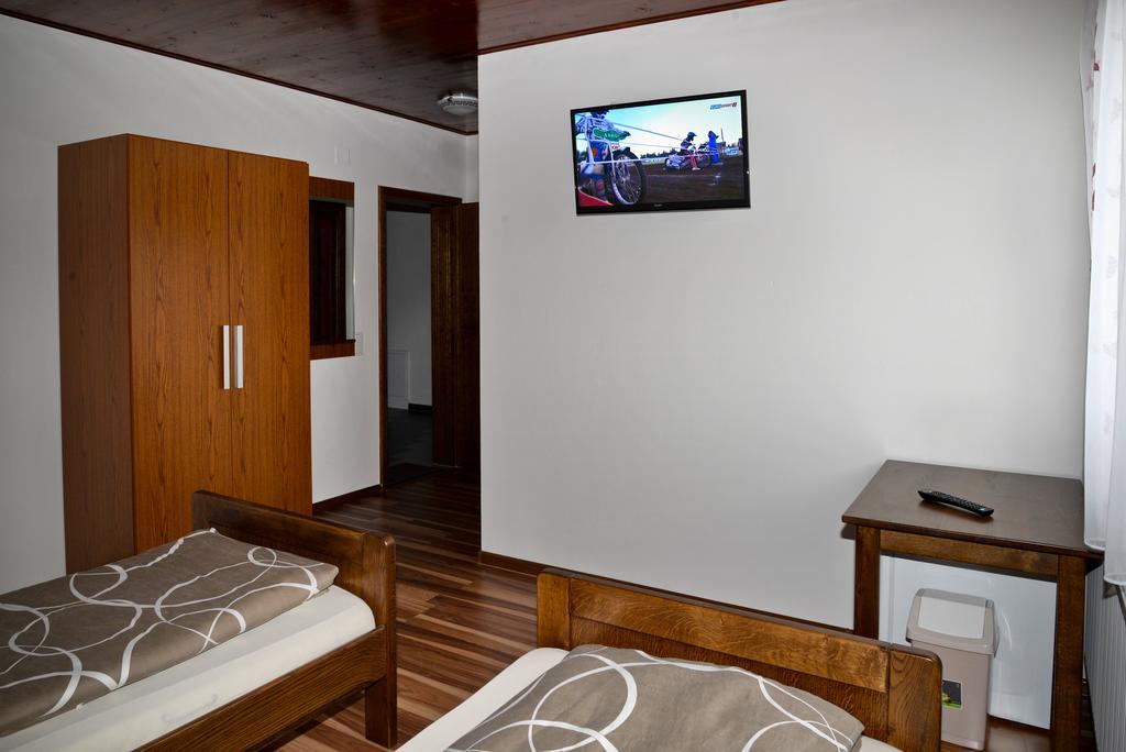 Guesthouse Pink Panther Udbina Szoba fotó