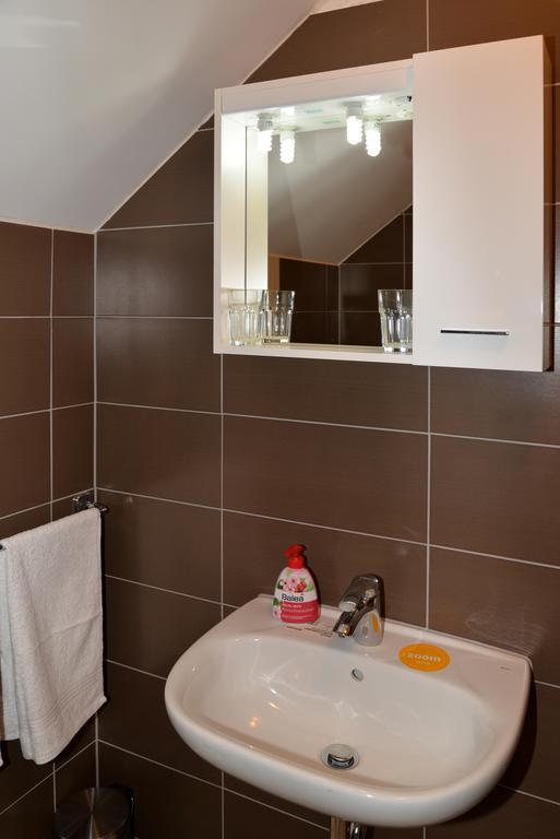 Guesthouse Pink Panther Udbina Kültér fotó