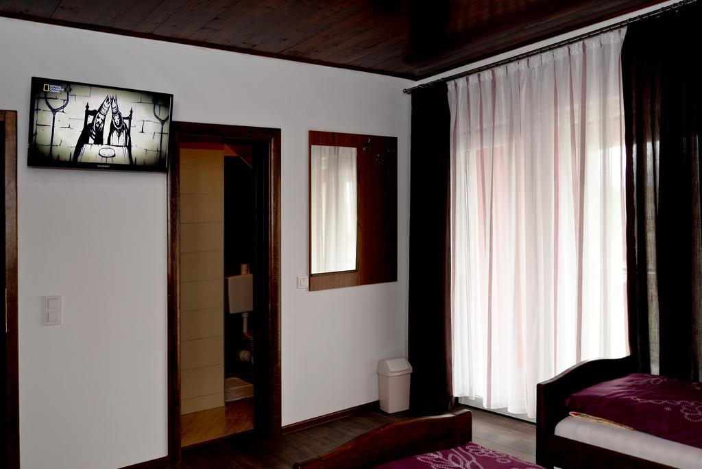 Guesthouse Pink Panther Udbina Kültér fotó